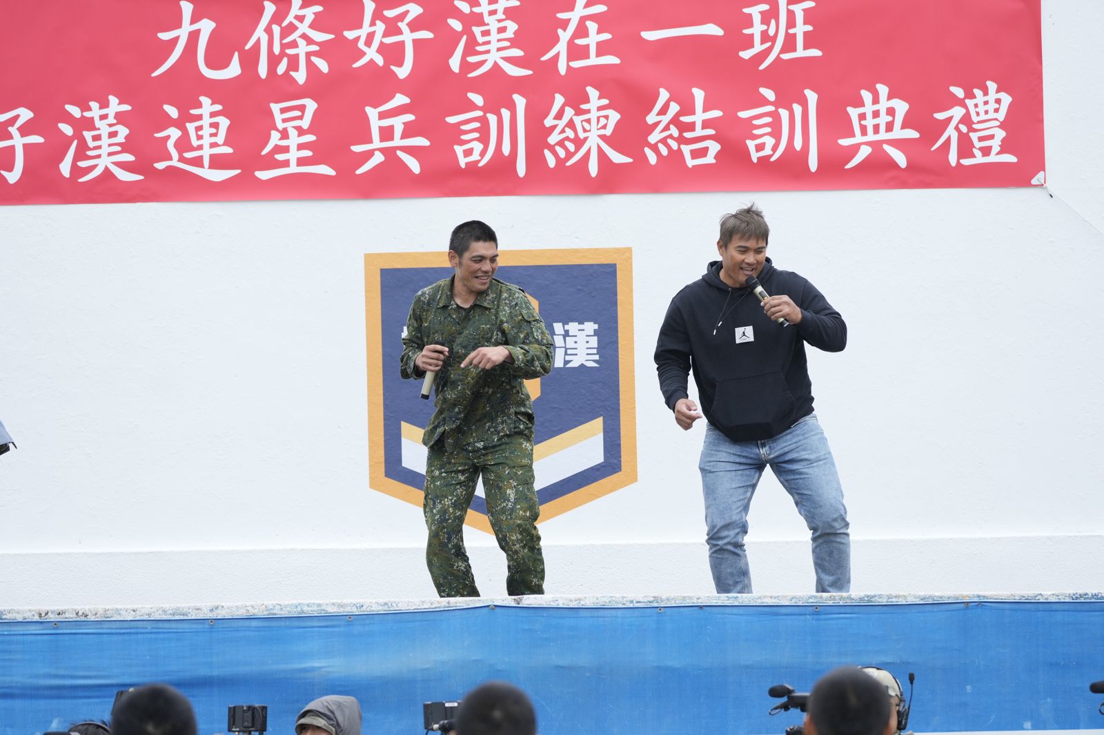 黃恩賜(左)與高國慶(右)教練,歡樂的帶來即興舞蹈。台視提供