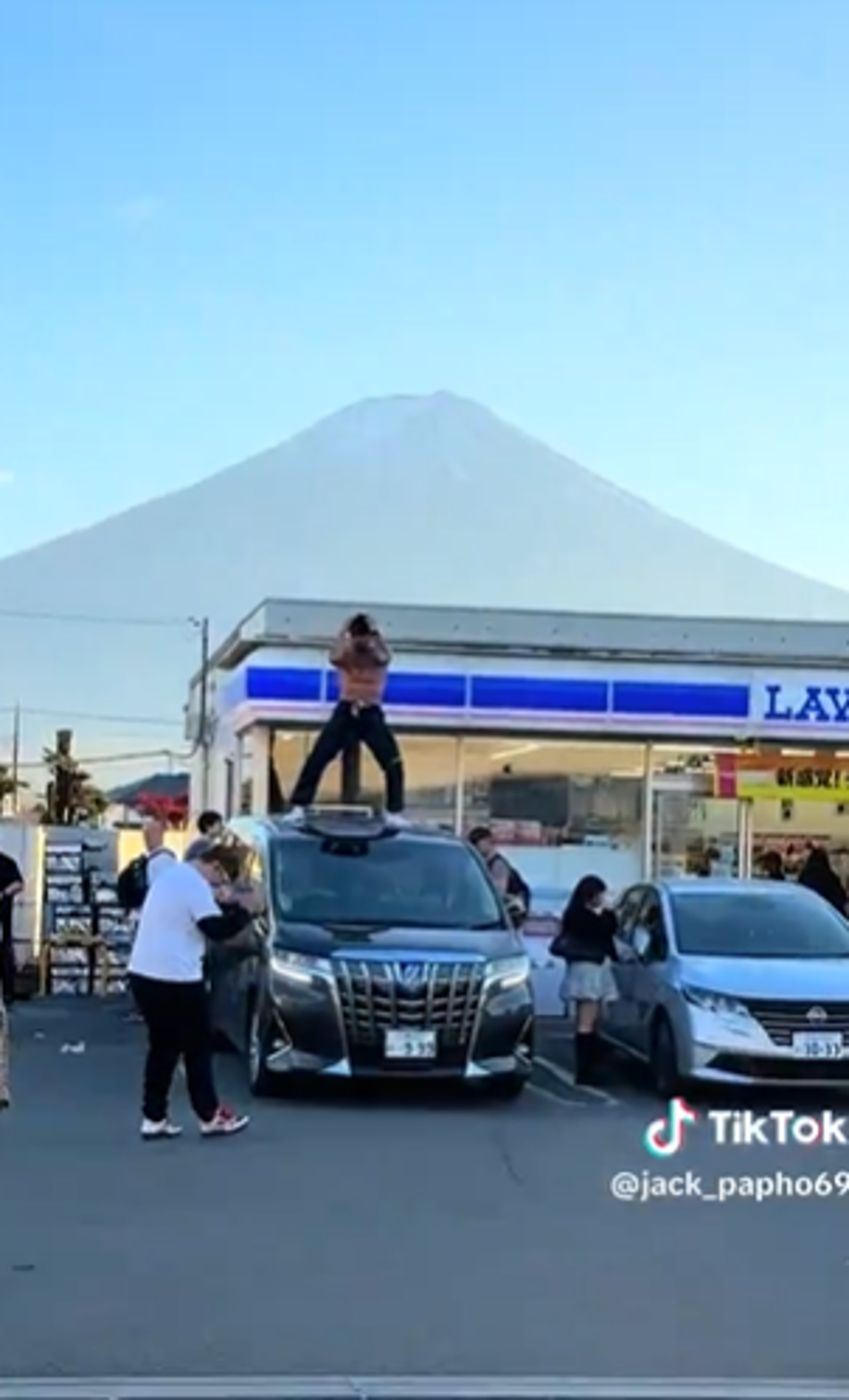 一名泰國人在富士山LAWSON超商前跳上空裸舞。圖／翻自@ajimoto