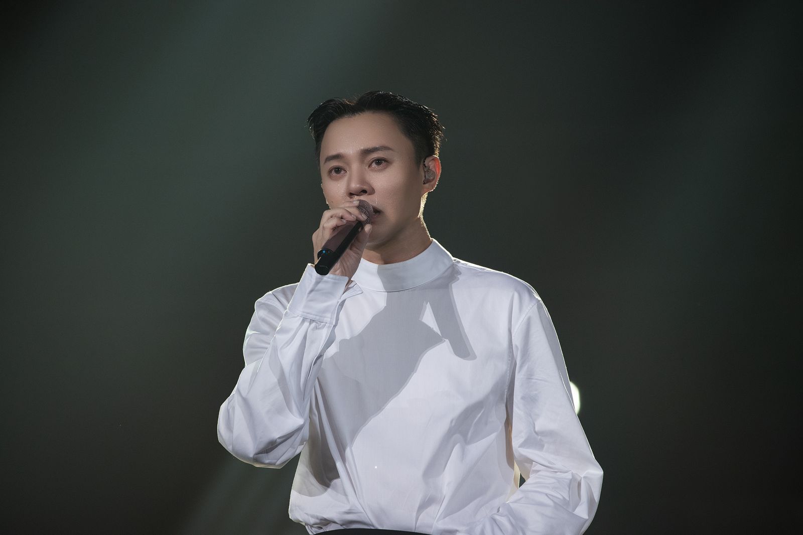 許富凱哭到滿臉眼淚鼻涕來不及擦!臨時做這事思念亡父 突上演18禁橋段急解釋:這是放煙火