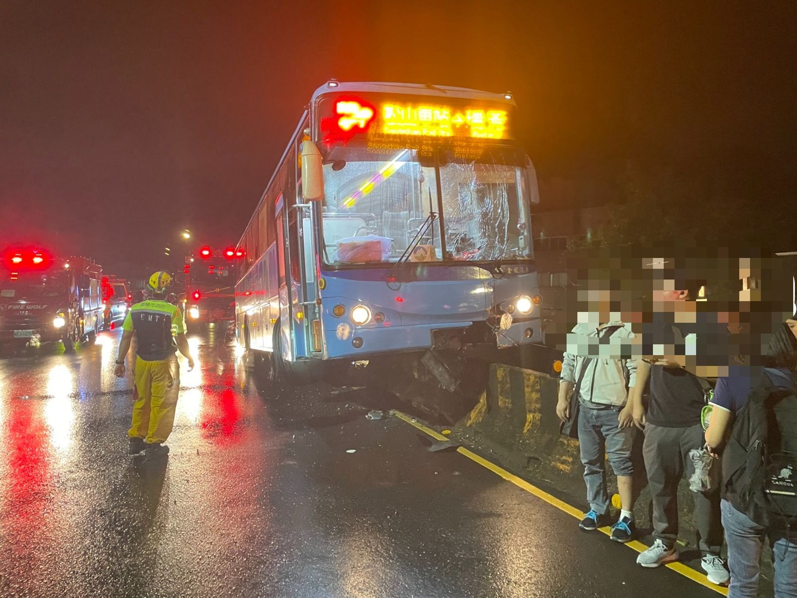 基隆客運自撞安全島,車上7名乘客受傷送醫,所幸無生命危險。翻攝畫面