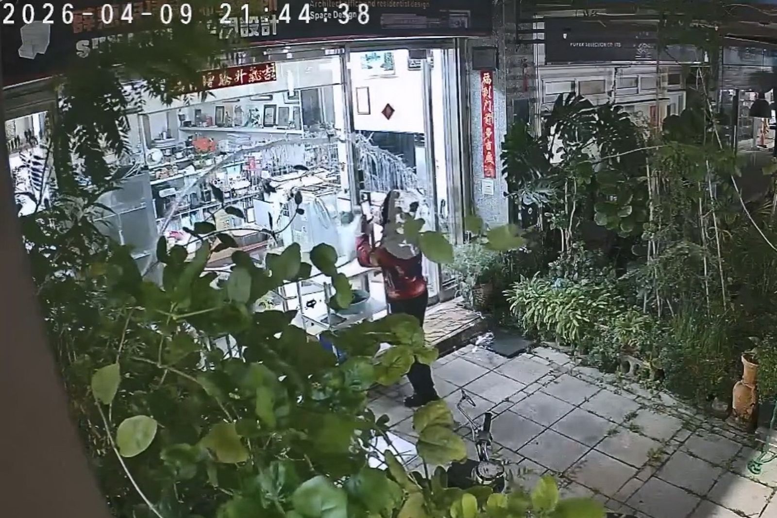 蒙面人邊潑漆邊拿手機錄影。民眾提供