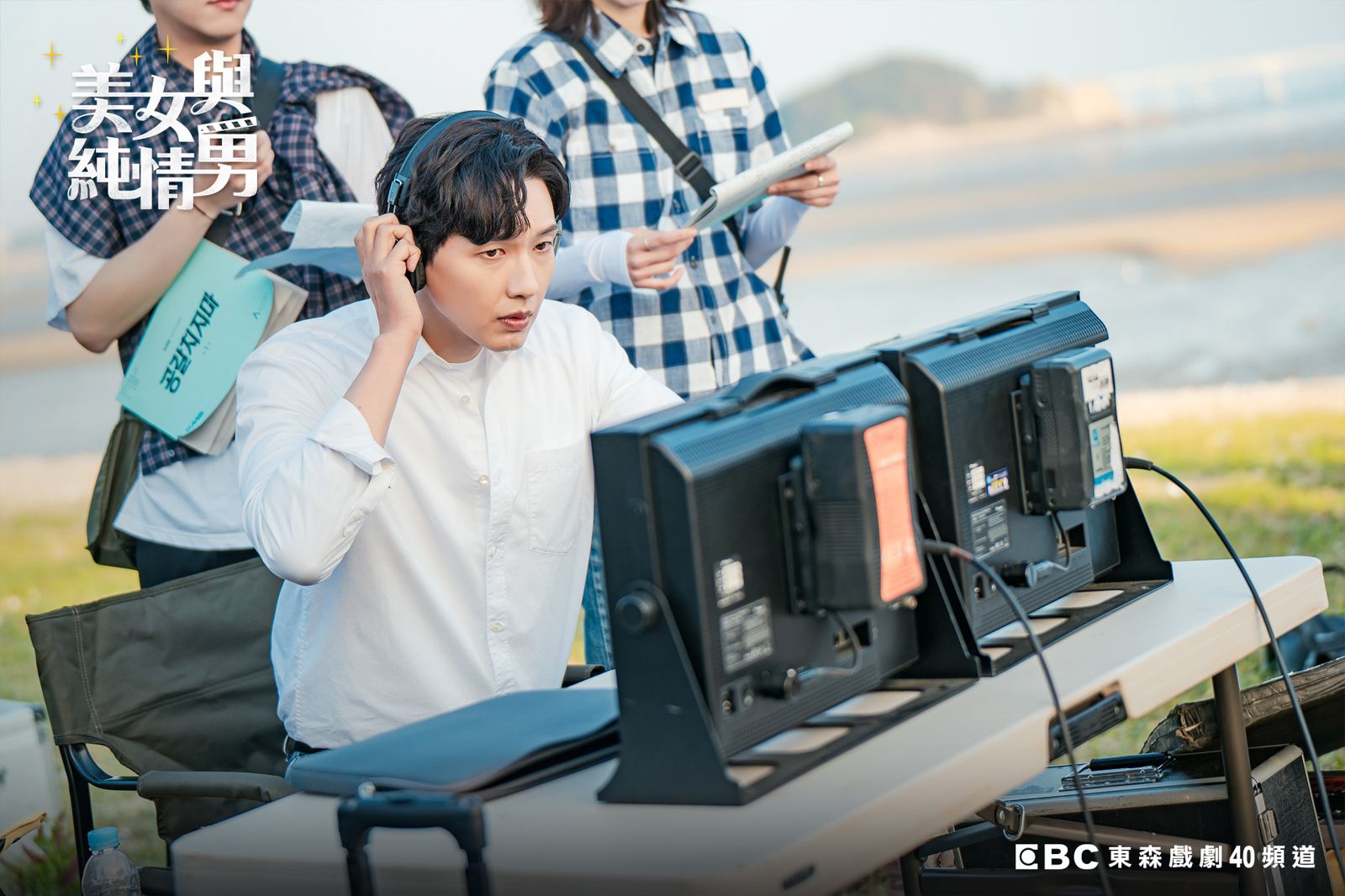 智鉉寓為了演活副導一角，還事先到電視台觀摩做田調。東森提供