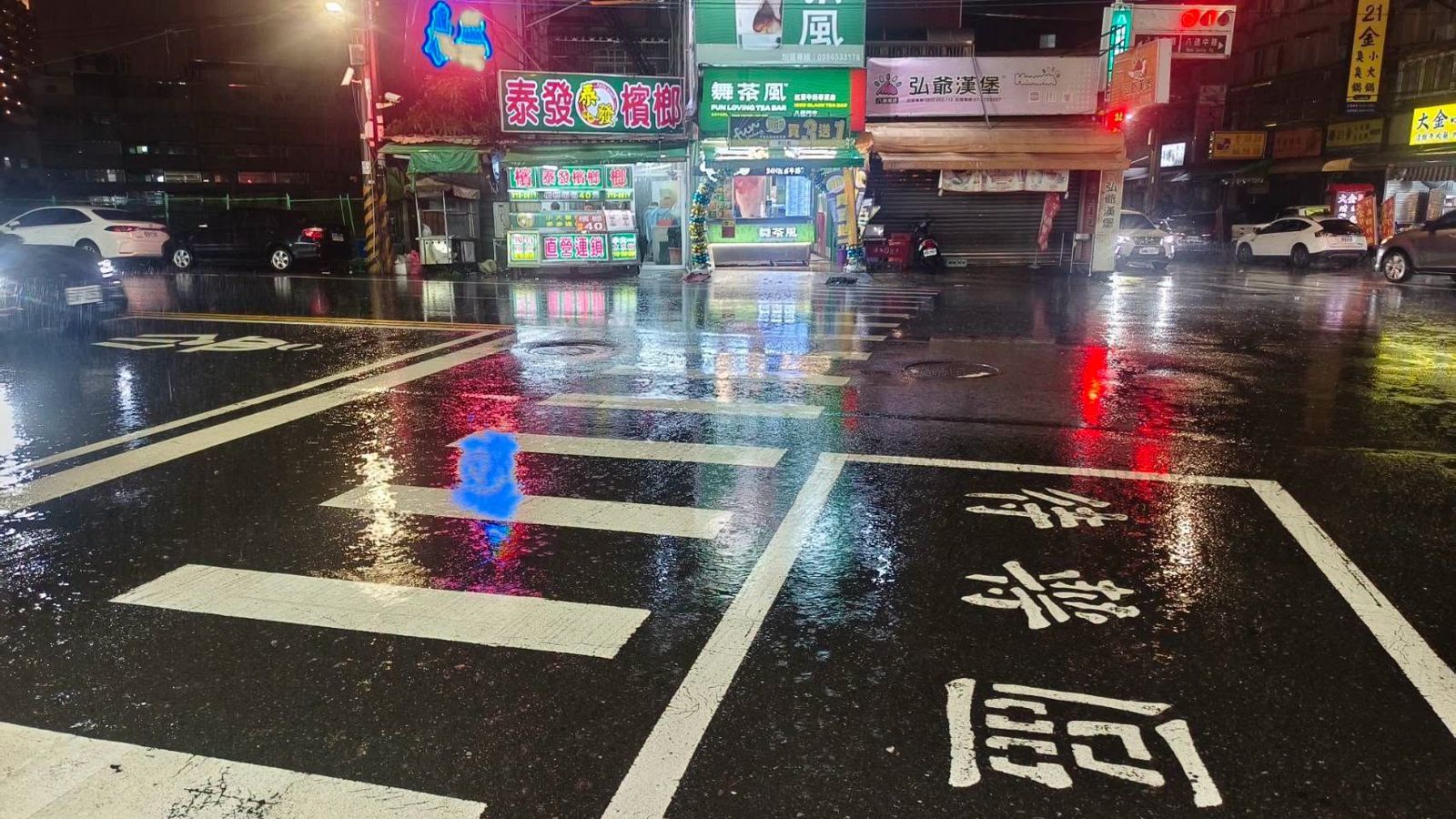 千鈞一髮!過斑馬線差點被車撞 法裔主持人調監視器舉報…警方回應讓他超傻眼