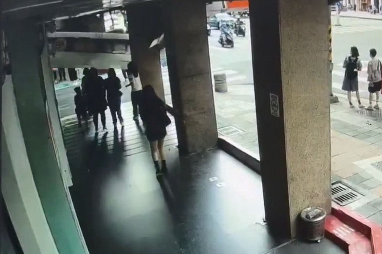 電信公司大型招牌突然掉落，2行人閃避不及遭砸傷送醫。民眾提供