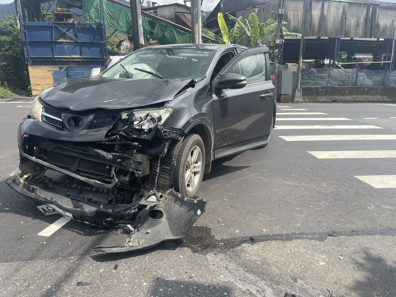 洪男車頭因撞擊力道嚴重毀損。翻攝畫面
