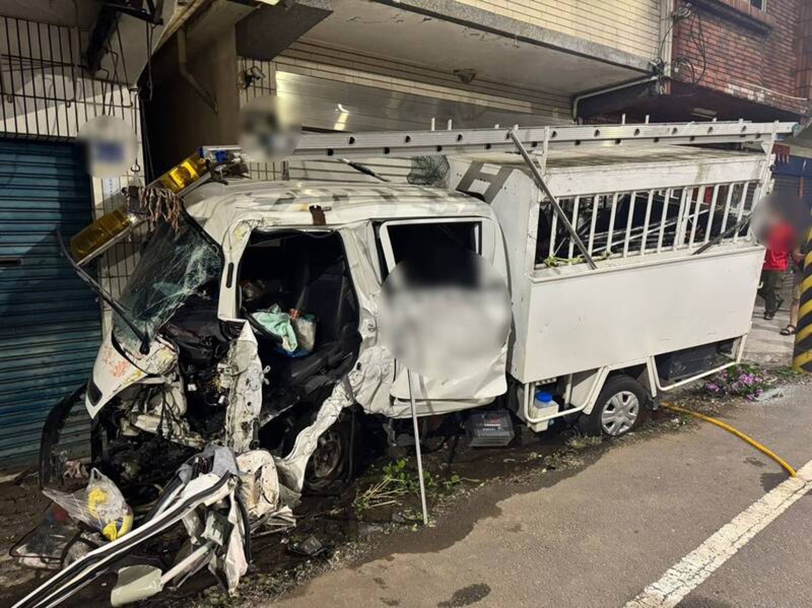 高市捕犬車狠撞民宅2傷 酒測1.17毫克飆破表!司機瞎辯:在救狗