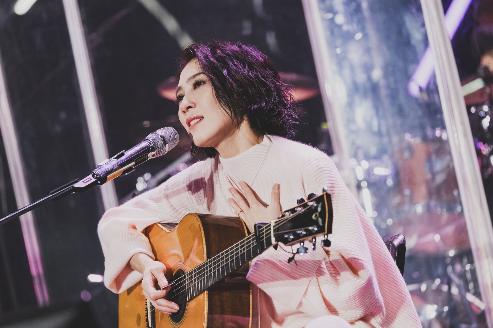 直擊/戴佩妮驚傳發生意外!唱一半「擋音板砸落」現況曝光