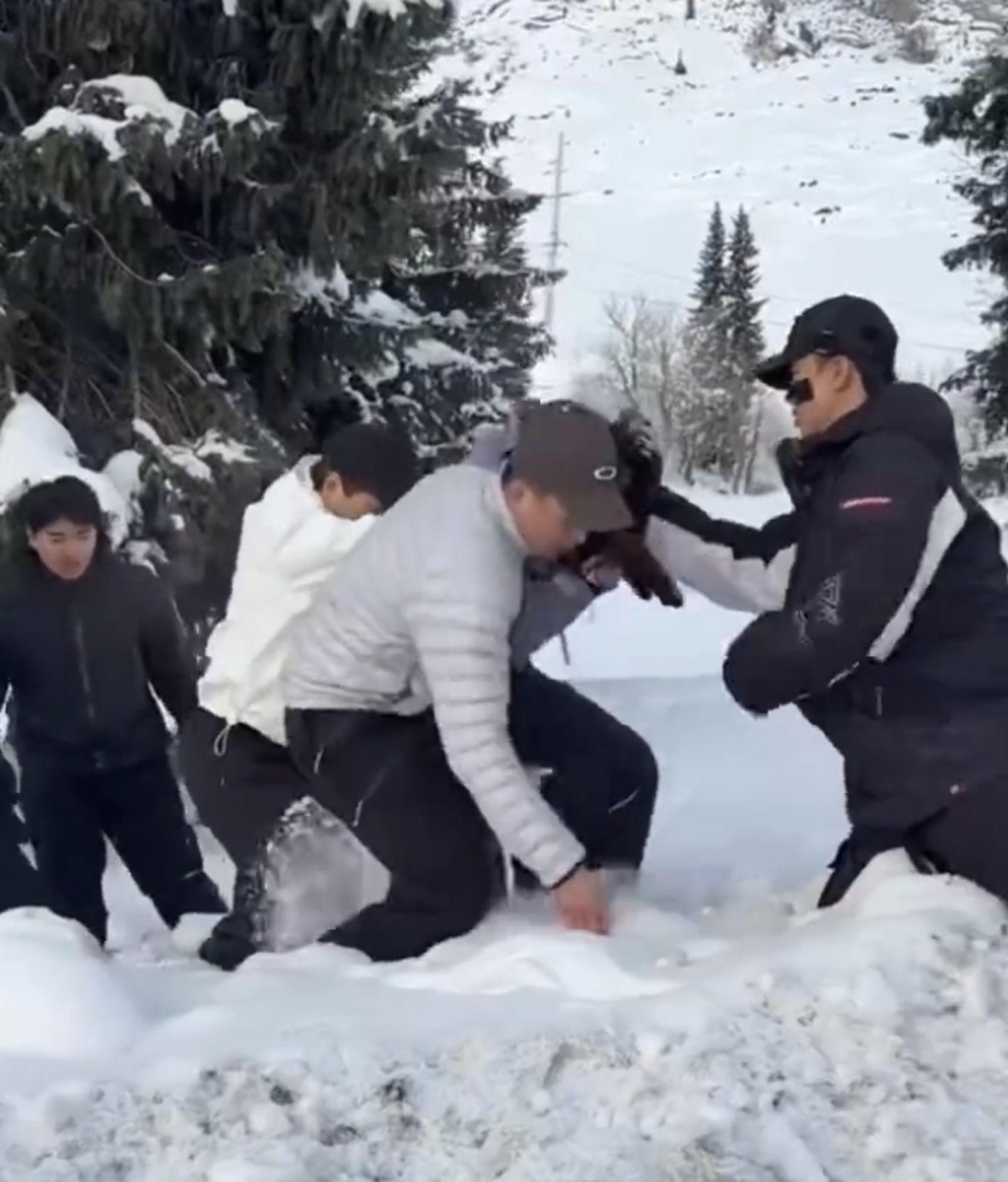 傷者渾身是血，被其他人攙扶。（圖／翻攝自微博）