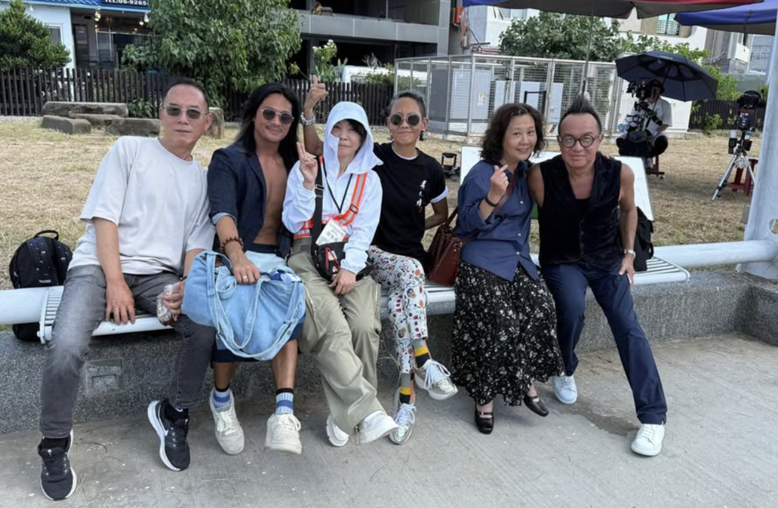 黃大煒(右)與Vicky(右二起)、柴智屏在拍攝時留下合影。翻攝IG @angiechai888