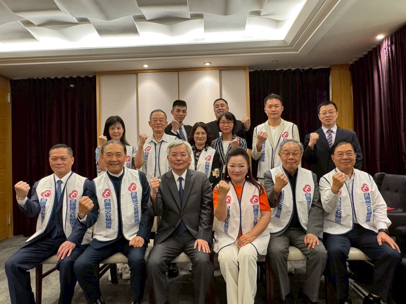 白曉燕基金會28周年，白冰冰（前排右三）出席董事會，內政部警政署長張榮興（前排左三）。長興影視提供