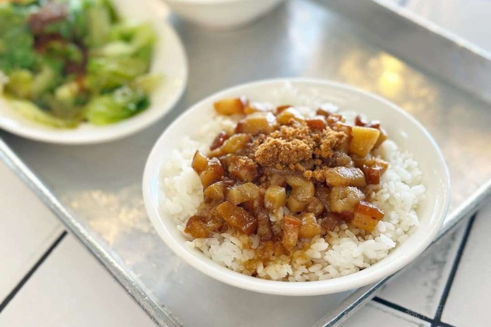 「夯魯肉飯」會添加魚鬆提味,很有南部風格。