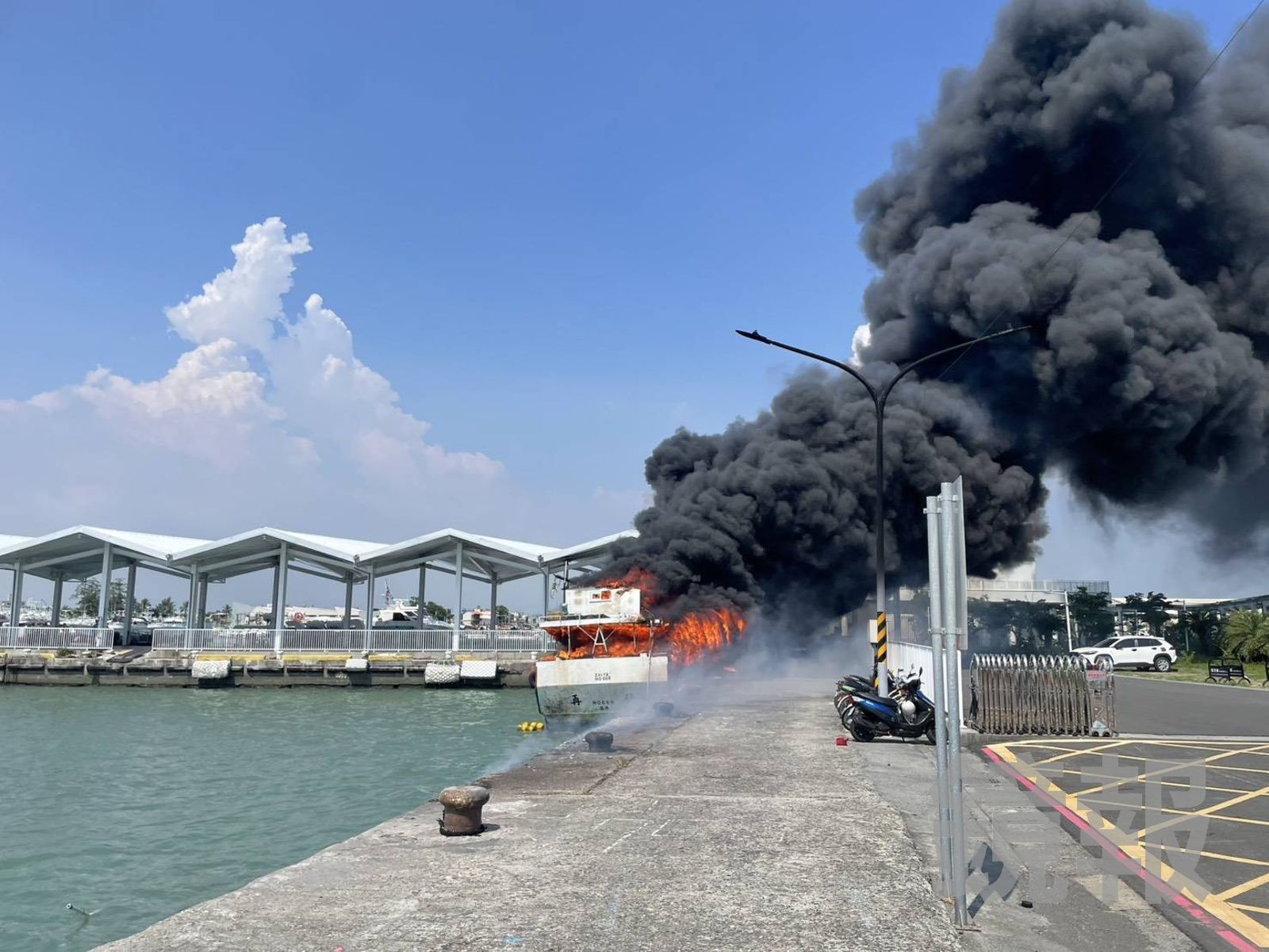 屏東新園鹽埔漁港漁船大火　濃煙直竄天際