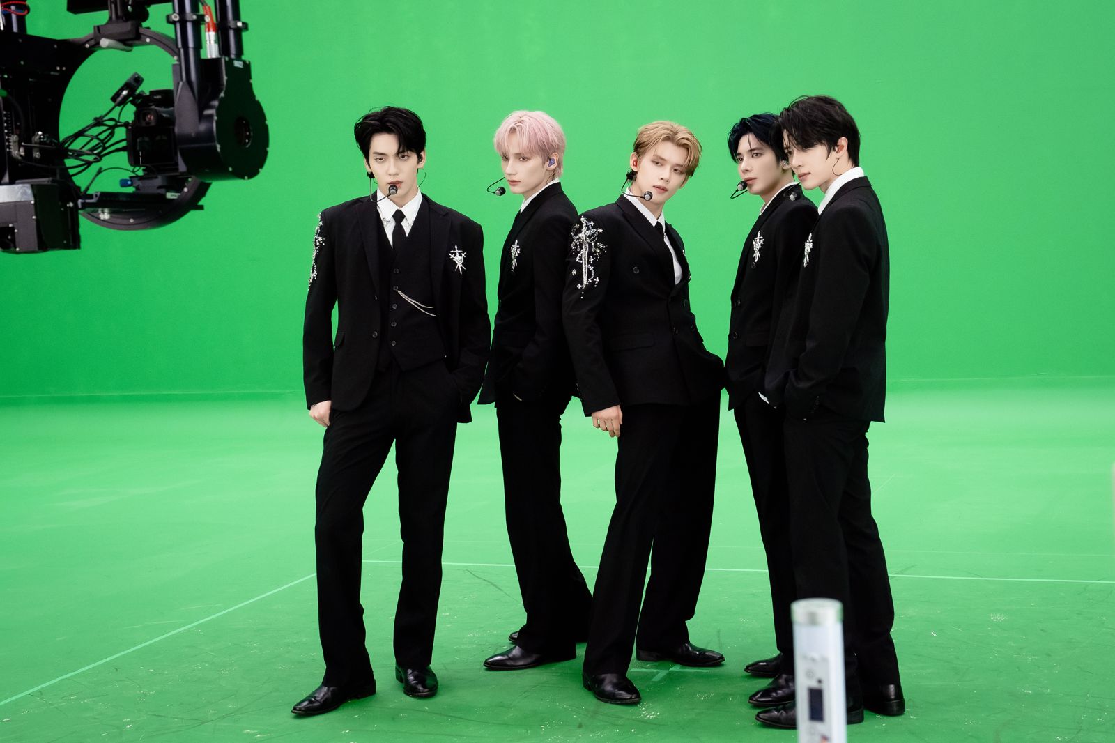 實在太近了！TOMORROW X TOGETHER的VR演唱會看得粉絲臉紅心跳。威秀提供