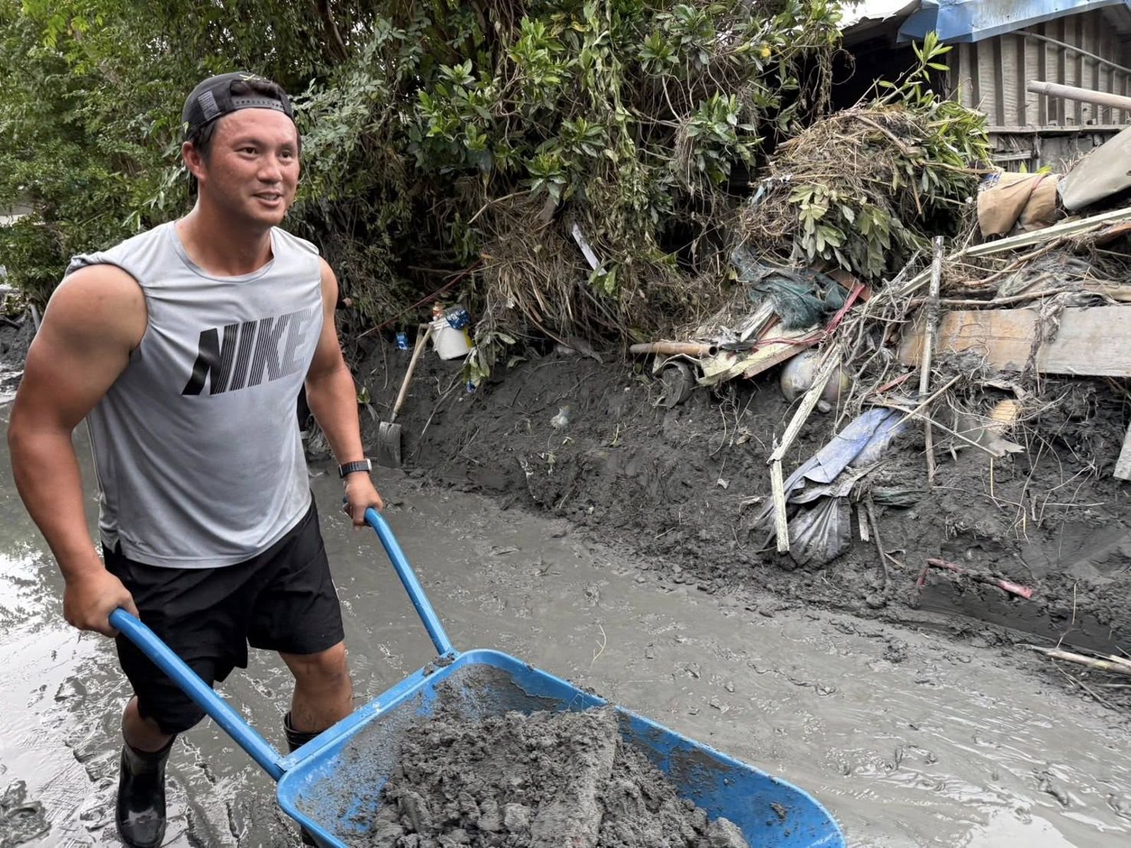 高家兄弟返光復老家清理家園　滿身泥濘中驚見高國輝「浩克級麒麟臂」