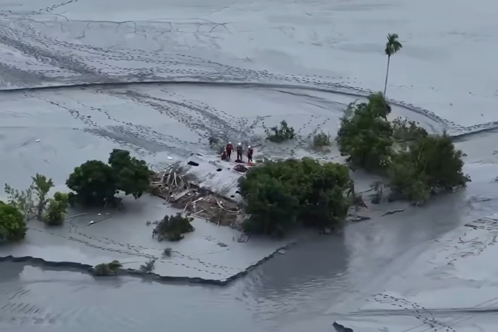 泥水已經淹到屋簷高度。圖／翻攝自徐榛蔚臉書