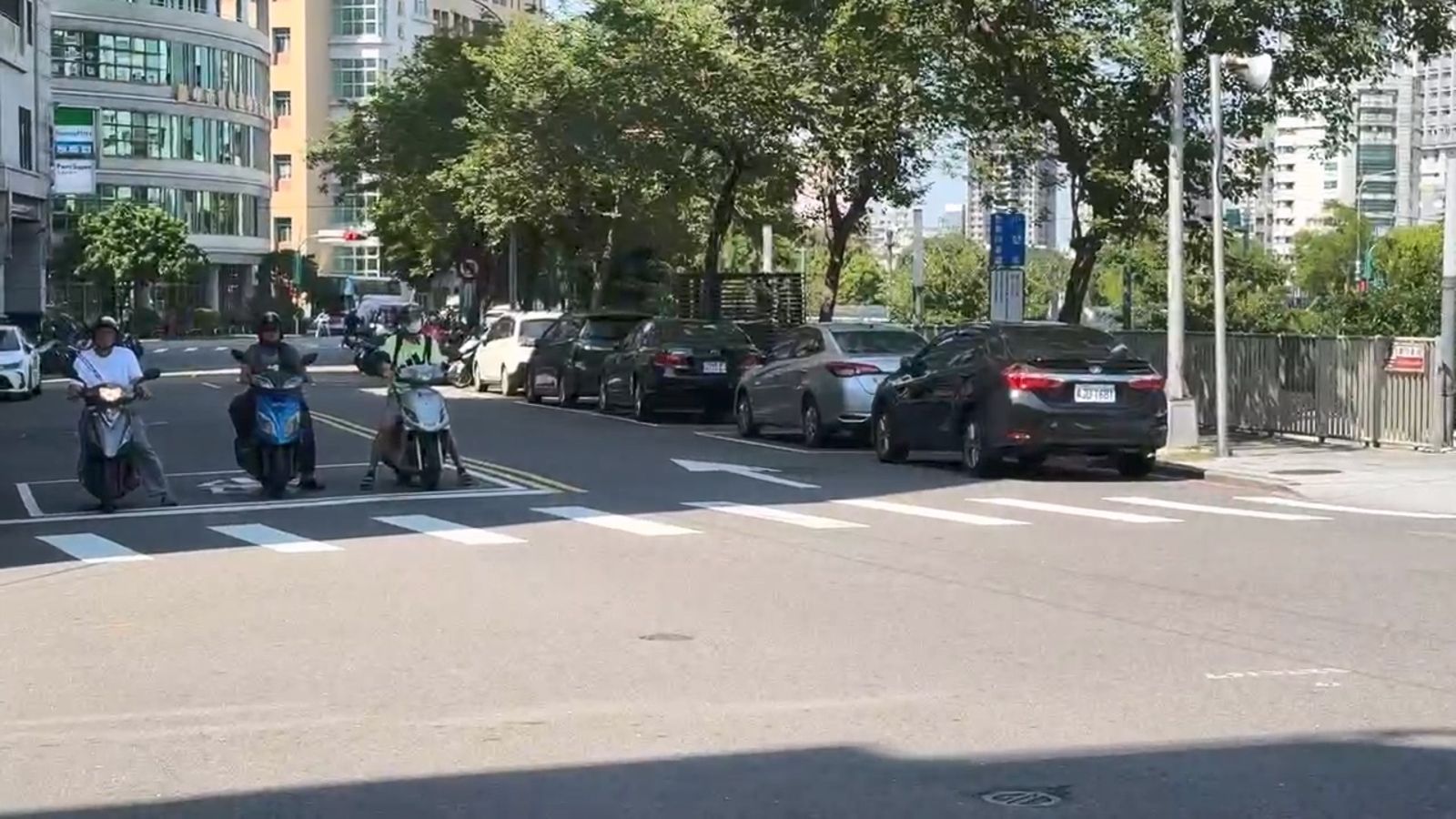 林男在柳川東路迴轉,接著輾斃稍早被撞倒的護理師。圖/民眾提供