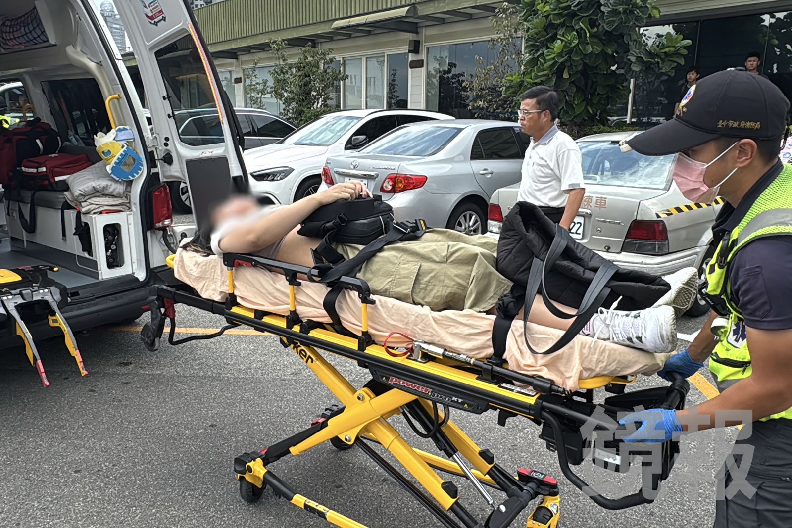 女學員經過急救恢復呼吸心跳，救護員將她送醫救治。林建鋒攝