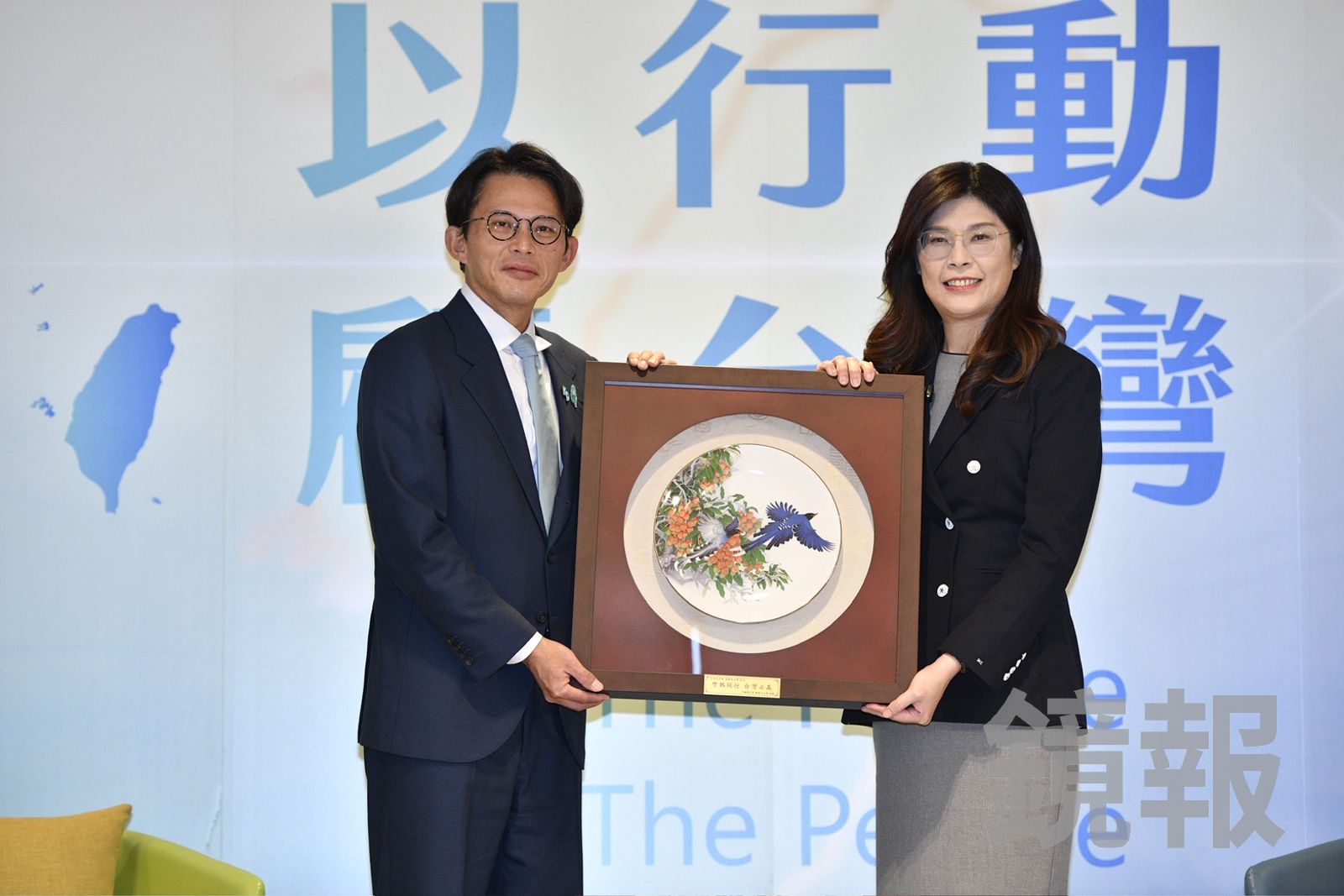 鄭麗文送上特製的彩瓷圓盤,盤面上有一對藍、白色鵲鳥展翼高飛,象徵「雙鵲同行、藍白必贏」。(圖/李智為攝)