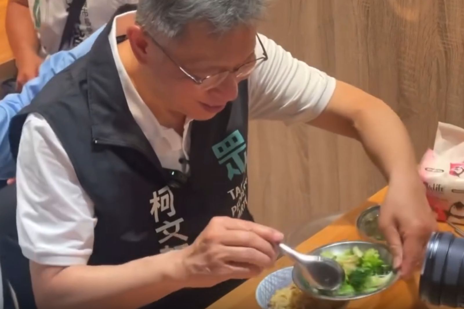 柯文哲「2盤小菜全入碗」挨轟職場巨嬰!她親揭真相 網疑:背後不單純...