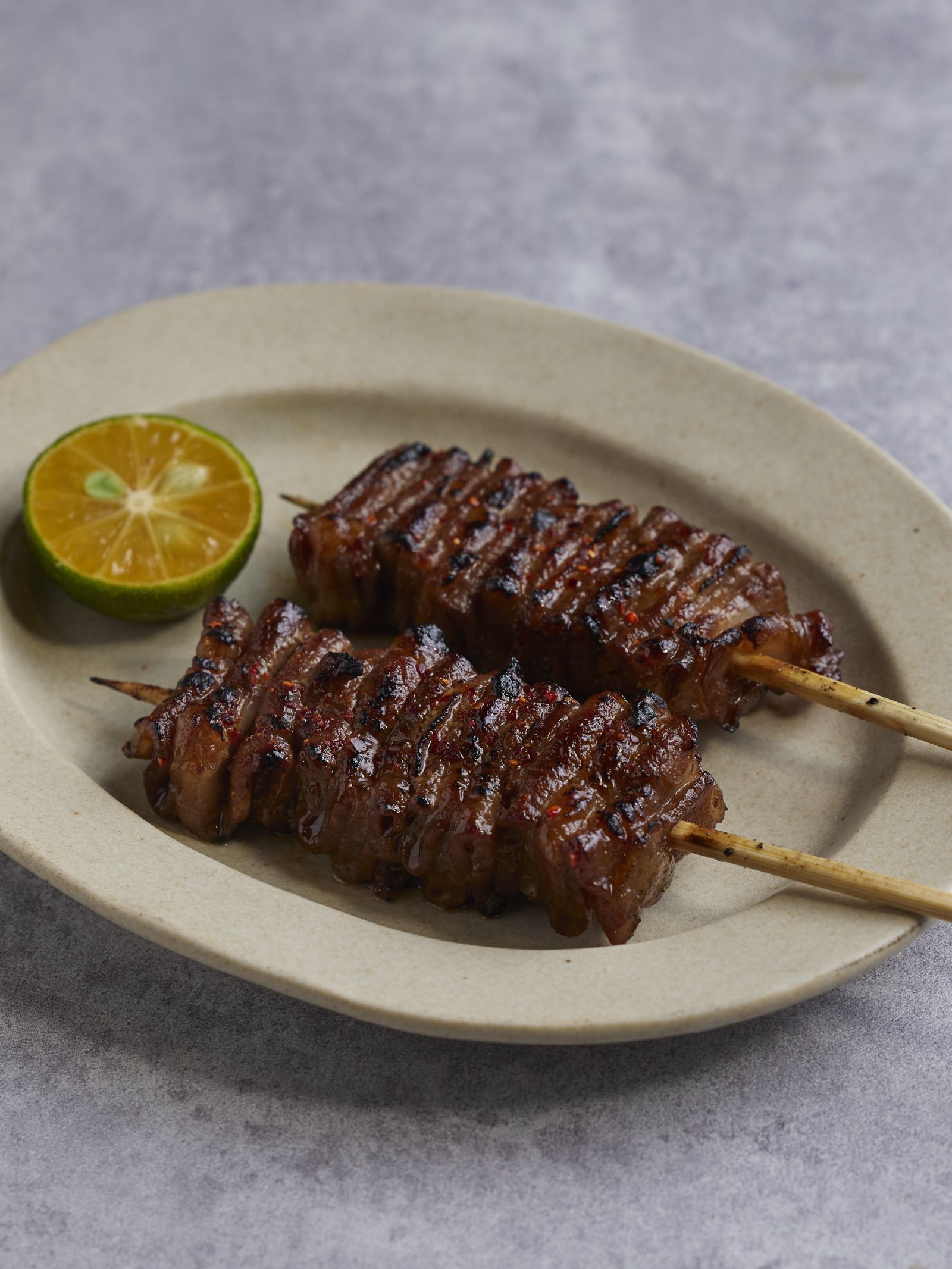 「菲律賓風味碳烤豬肉串」火烤香氣迷人，肉質多汁入味。（300元／份）