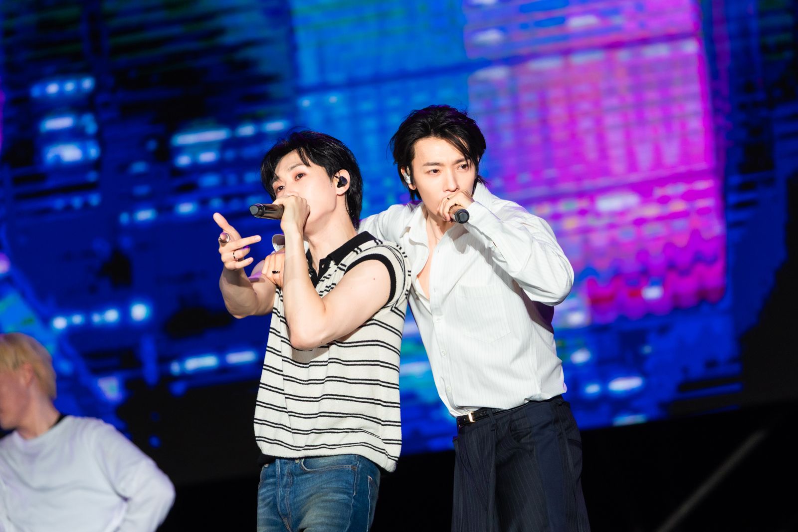 嗨到互拱脫衣服!SJ東海、銀赫當場解扣子 加碼安可唱到「沒歌了」