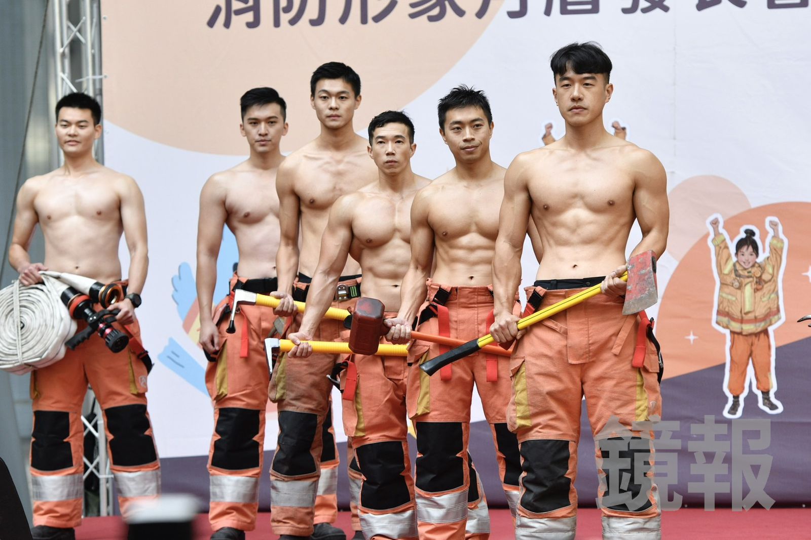 新竹市消防局今天舉辦月曆宣傳記者會,打火英雄們大方展現結實腹肌,讓台下民眾大飽眼福。(圖/李智為攝)