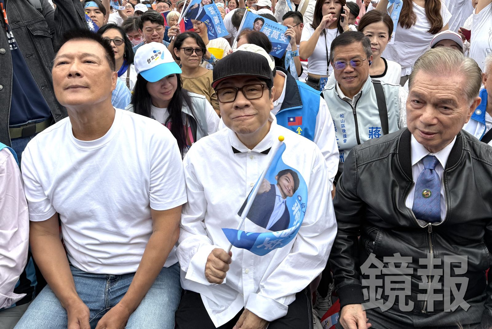 藝人蔡康永稍早已經抵達現場,他穿著白襯衫搭黑西裝,在台北市文化局局長蔡詩萍陪同下一同走進會場。攝影董孟航