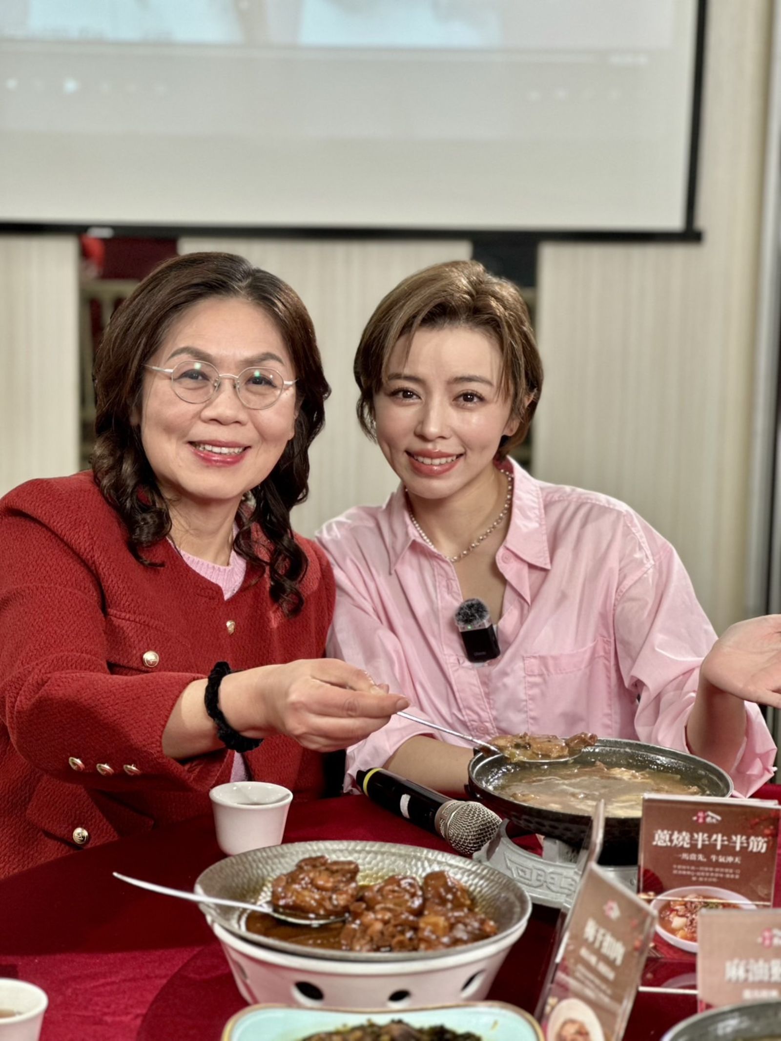 王瞳（右）與娘家保健生技執行長林香蘭合影。民視提供