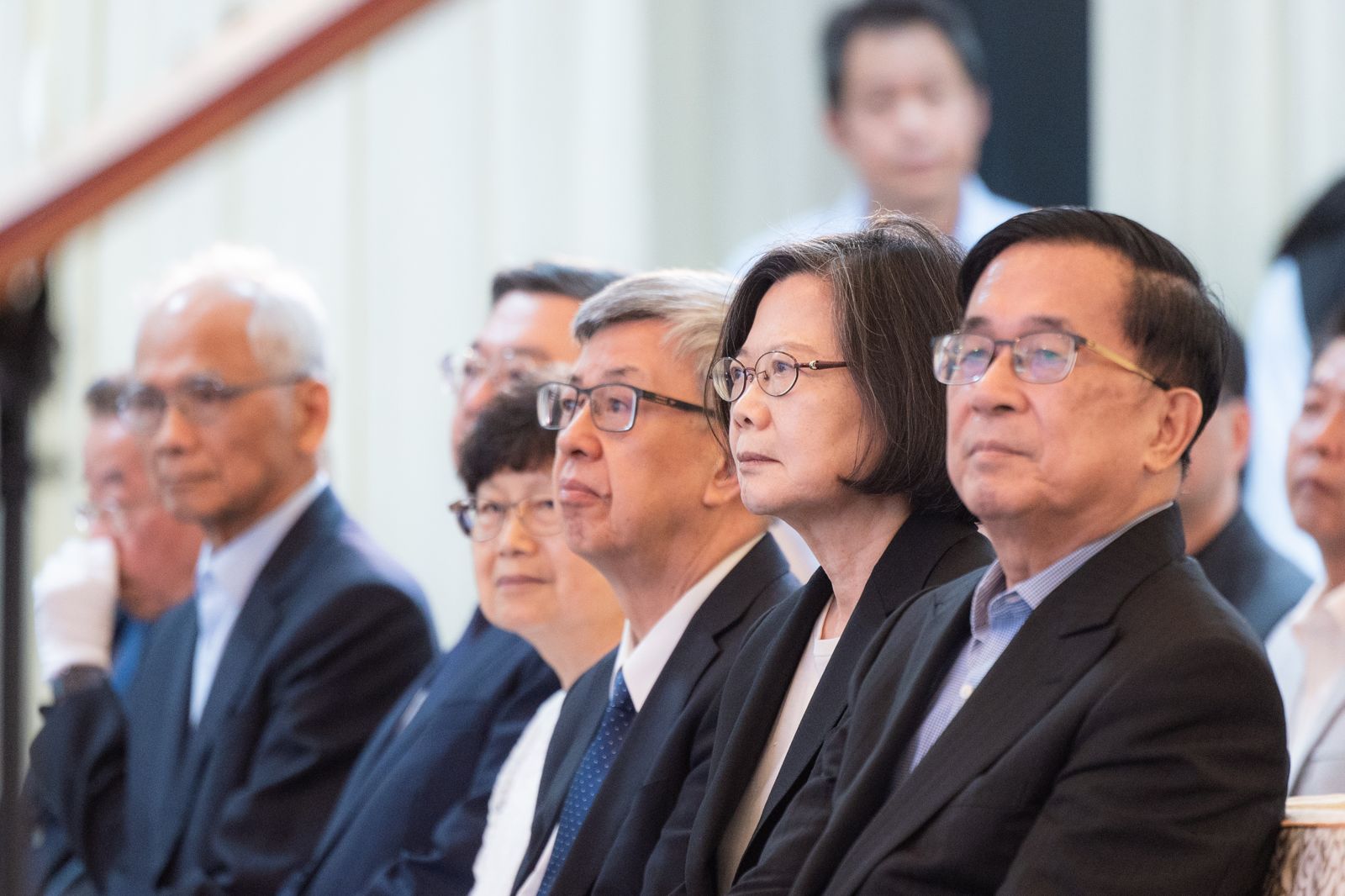 前總統陳水扁（右）、蔡英文（中）、前副總統陳建仁（左）等國內政要皆親臨追思會場，追念張俊雄對台灣自由、民主與人權發展的卓越貢獻。（圖／總統府提供）