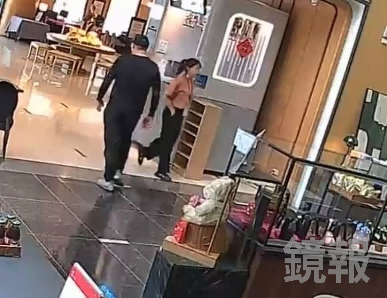 講座營隊接待員蔡竺君(右)與嫌犯廖港發(黑衣男子)擦肩而過，沒多久廖嫌就動手毆傷矢板明夫。翻攝fb蔡竺君