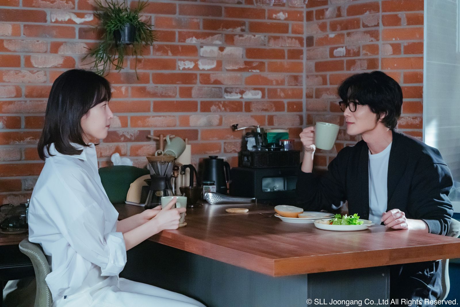 徐玄振（左）和張栗的愛情戲令人期待。Hami Video提供