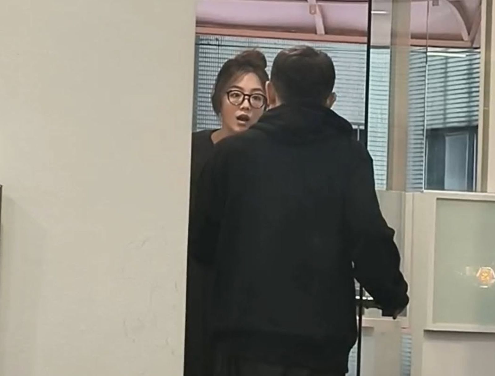 林千又大鬧台灣髮廊,失控模樣全被拍下。翻攝Moon Hair Studio臉書