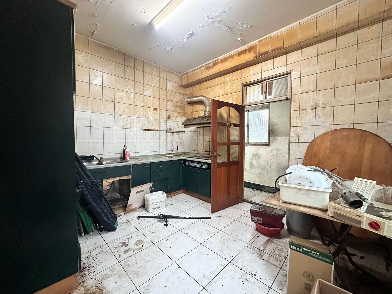 桃園莽夫疑「小13歲妻外遇」持刀砍殺！知名凶宅「開價420萬出售」驚人屋況曝光