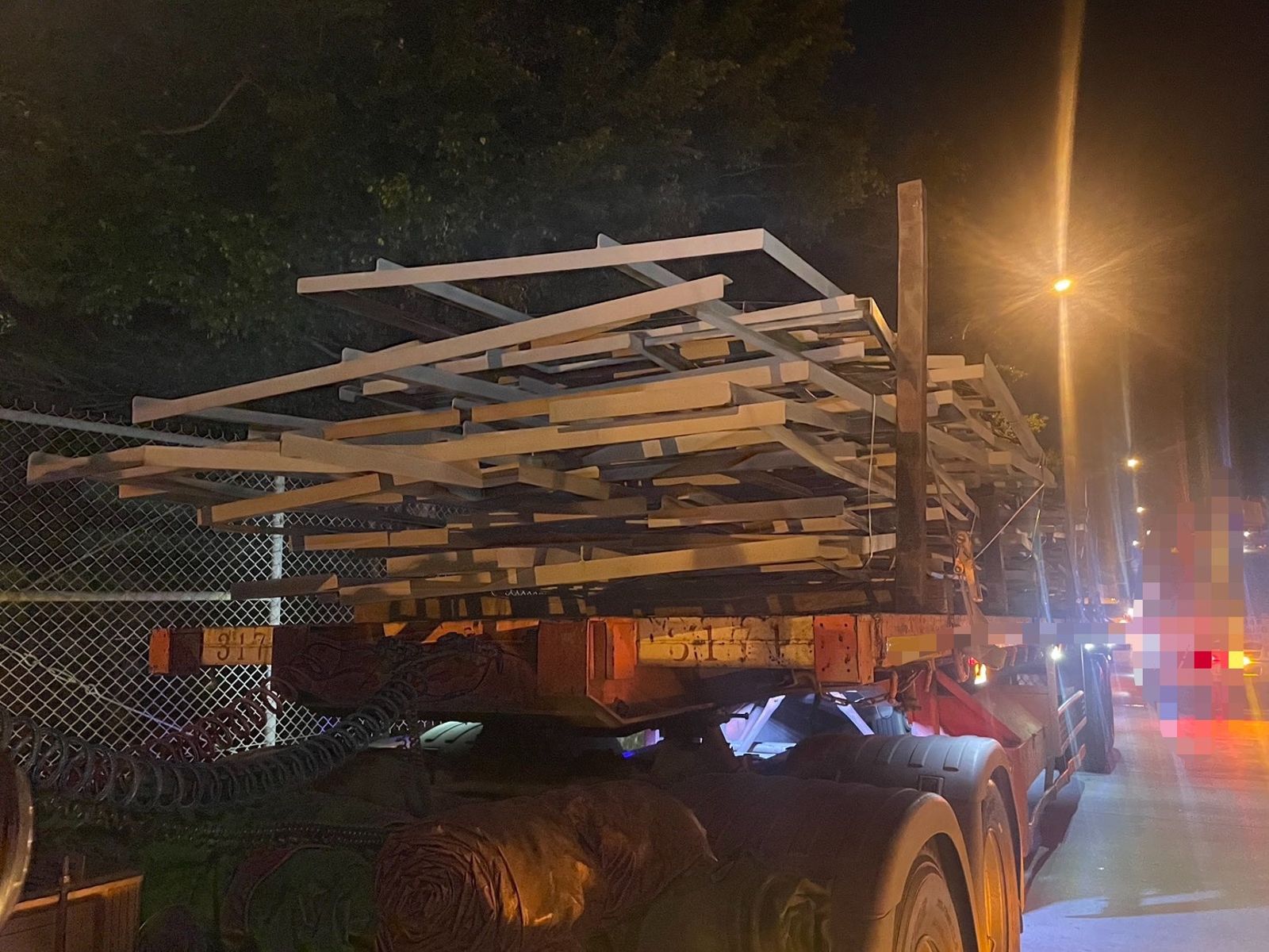 國1台南新市段鐵架散落波及43車 警方深夜排除開罰