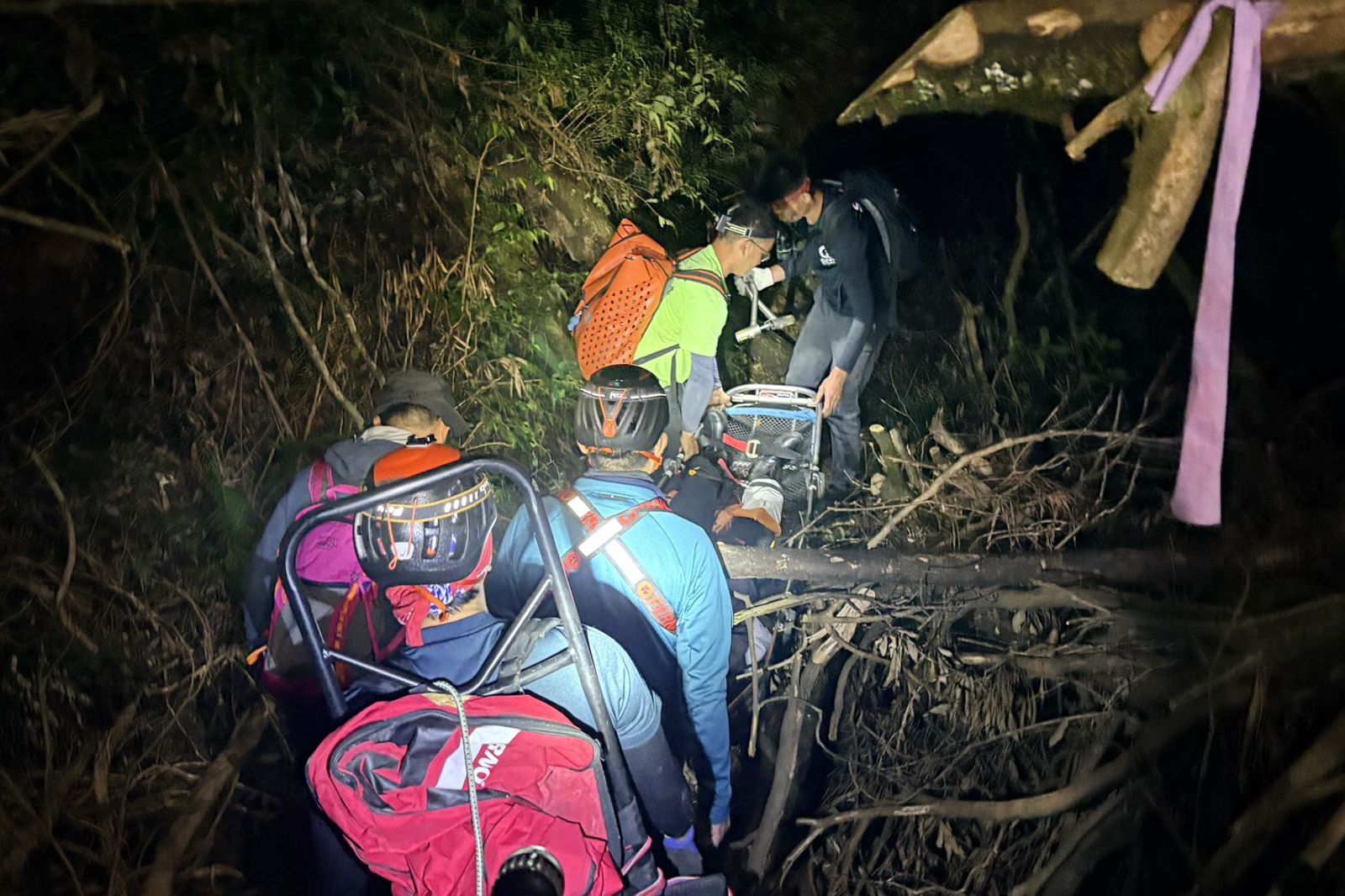 南投信義鄉連2起山域事故！　搜救隊+黑鷹直升機陸空馳援　受困山友平安獲救