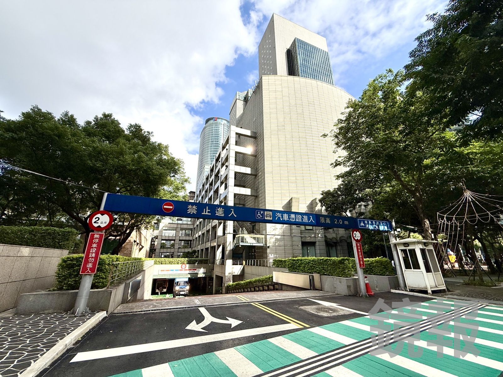 市府變摩鐵/同事爆:午休曾撞見2人在車上 情變提告全辦公室看傻