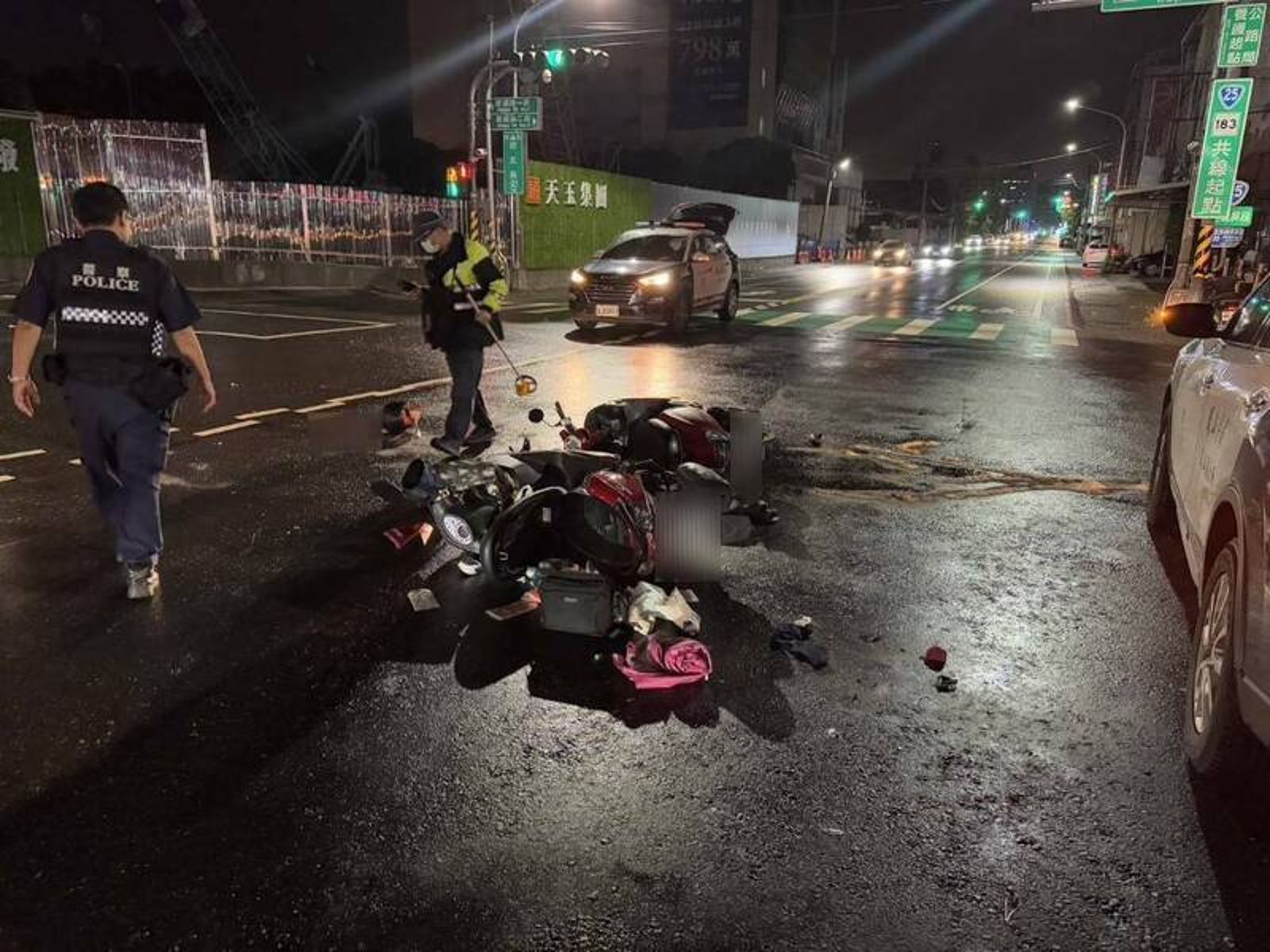 婦人禮讓救護車反遭後方重機妹追撞 2人噴飛倒地雙雙送醫