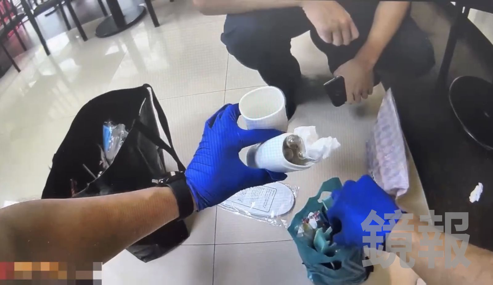 警方在超商逮補李嫌並展開附帶搜索，在身物品中查獲毒品。翻攝畫面
