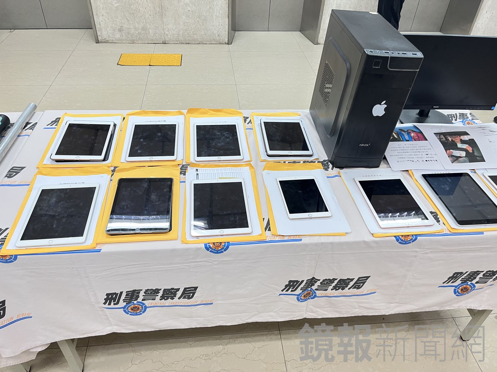 警方查獲平板、刀械等證物。李依璇攝