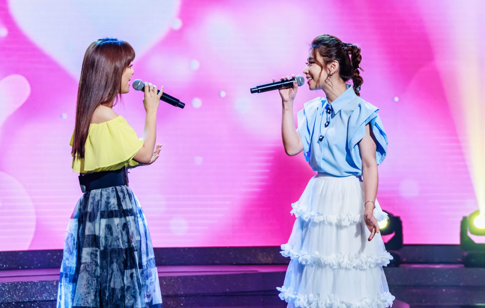 鈺鈞(左)、陳怡婷合唱〈一縷相思情〉嗓音迷人。中視提供