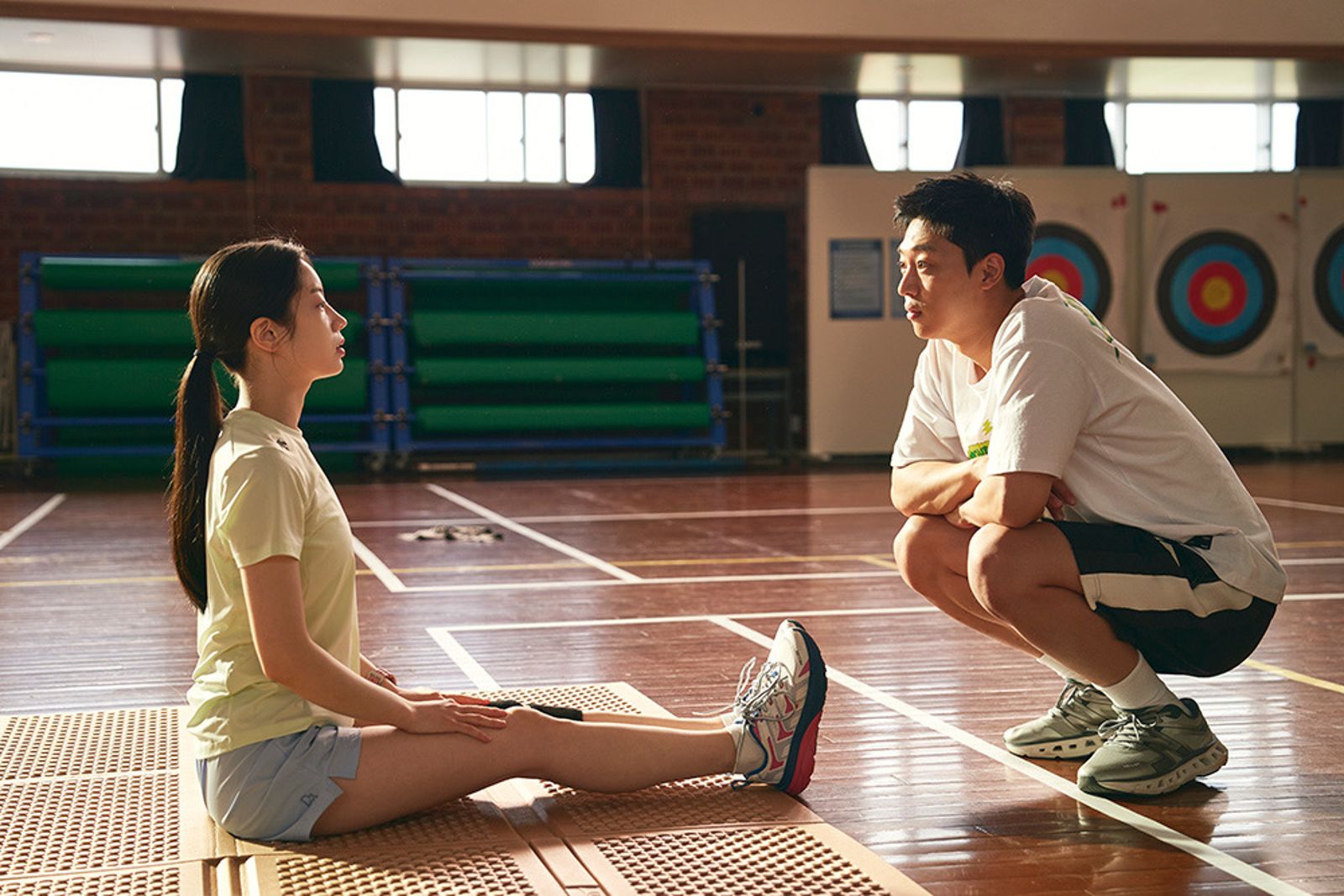 多賢(左)與李信盈有許多對手戲,透露常因為對方笑場。原創娛樂提供