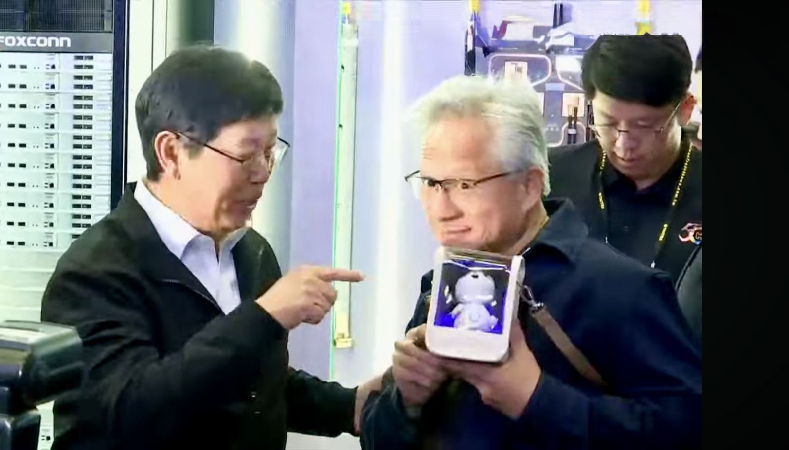 劉揚偉為黃仁勳解釋夏普口袋機器人Poketomo如何使用。（圖／讀者提供）