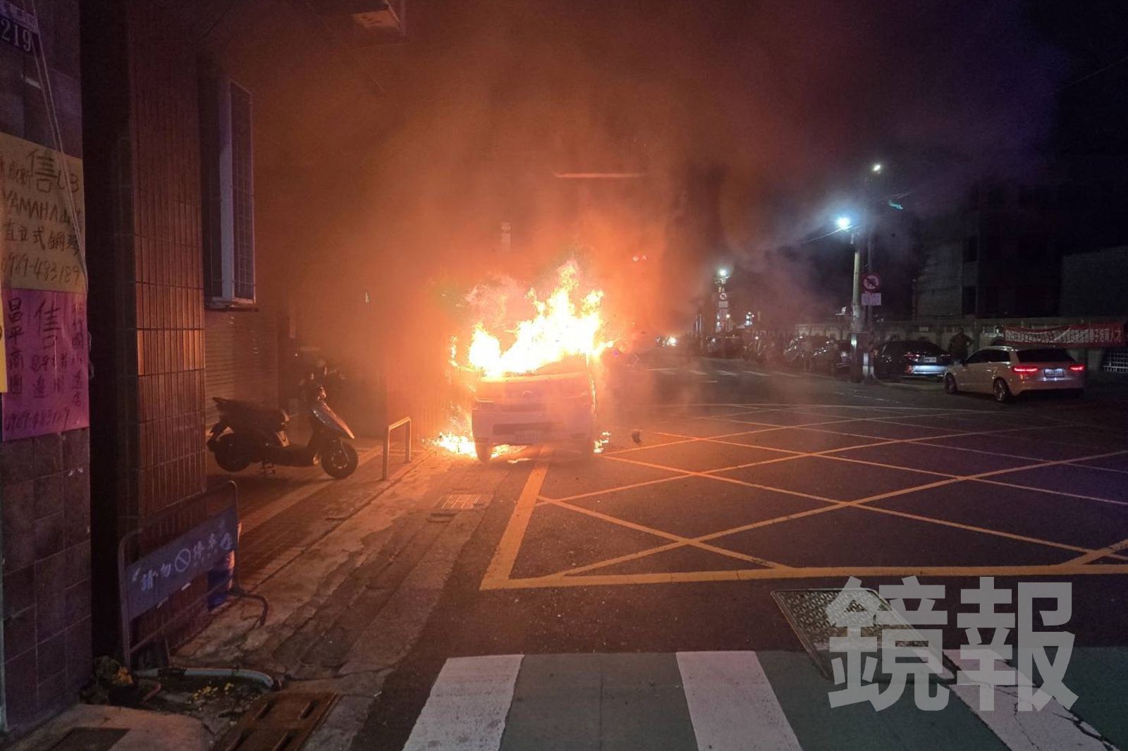 台中烏日廂型車竄濃煙秒陷火海!竟是「500CC這強酸」傾倒 駕駛驚慌逃命