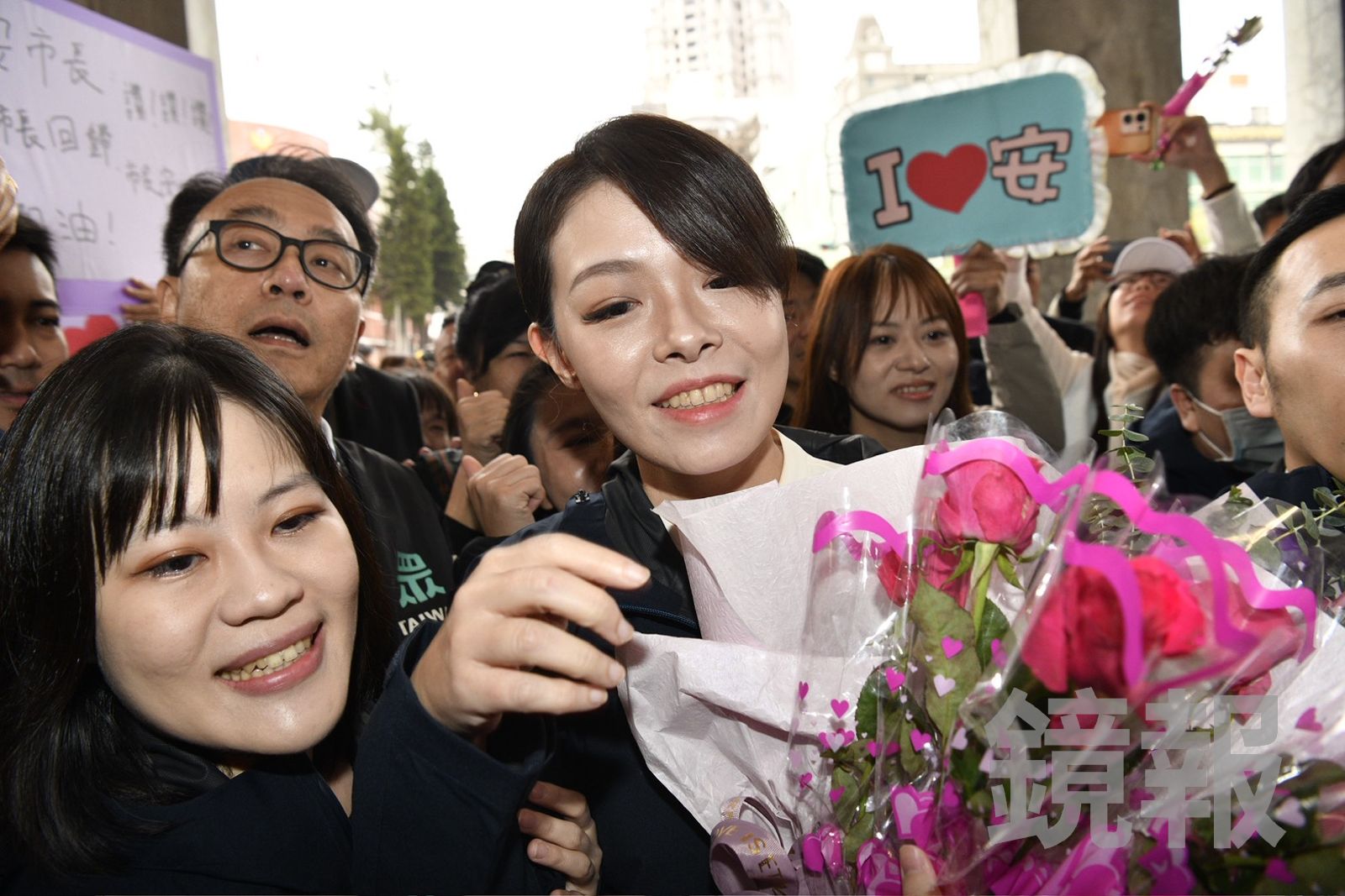 大批支持者手舉應援手牌和花束迎接高虹安回歸。(圖/李智為攝)