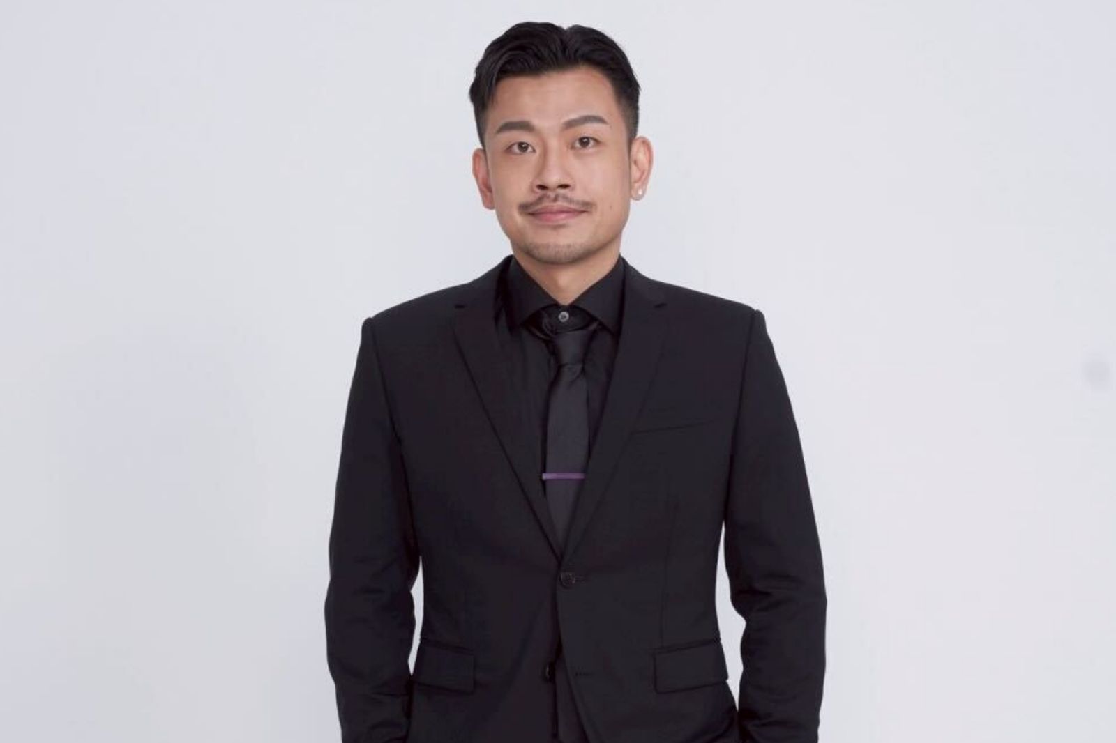 77老大現身17LIVE 10週年直播 「紫髮」造型引熱議:粉絲直呼太帥