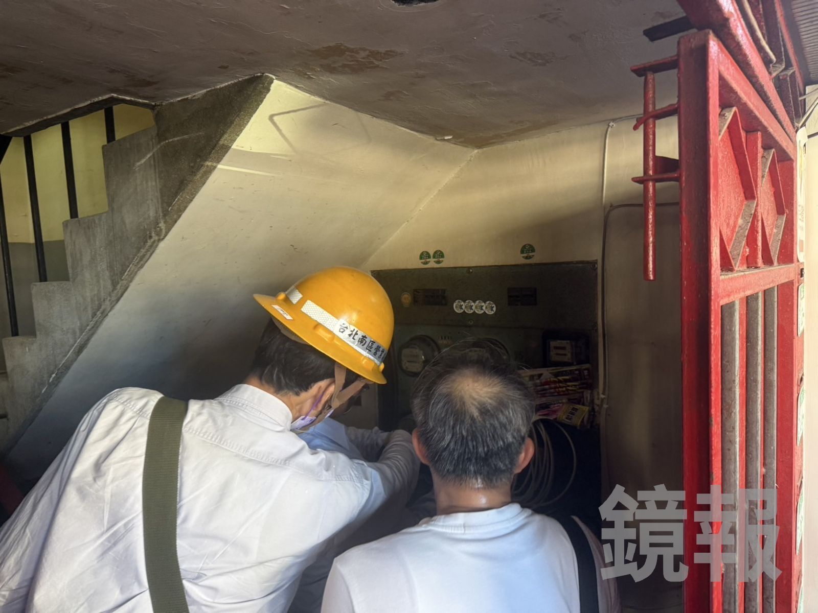 文山二分局會同鄉管單位，至養生館依法斷水斷電。翻攝畫面