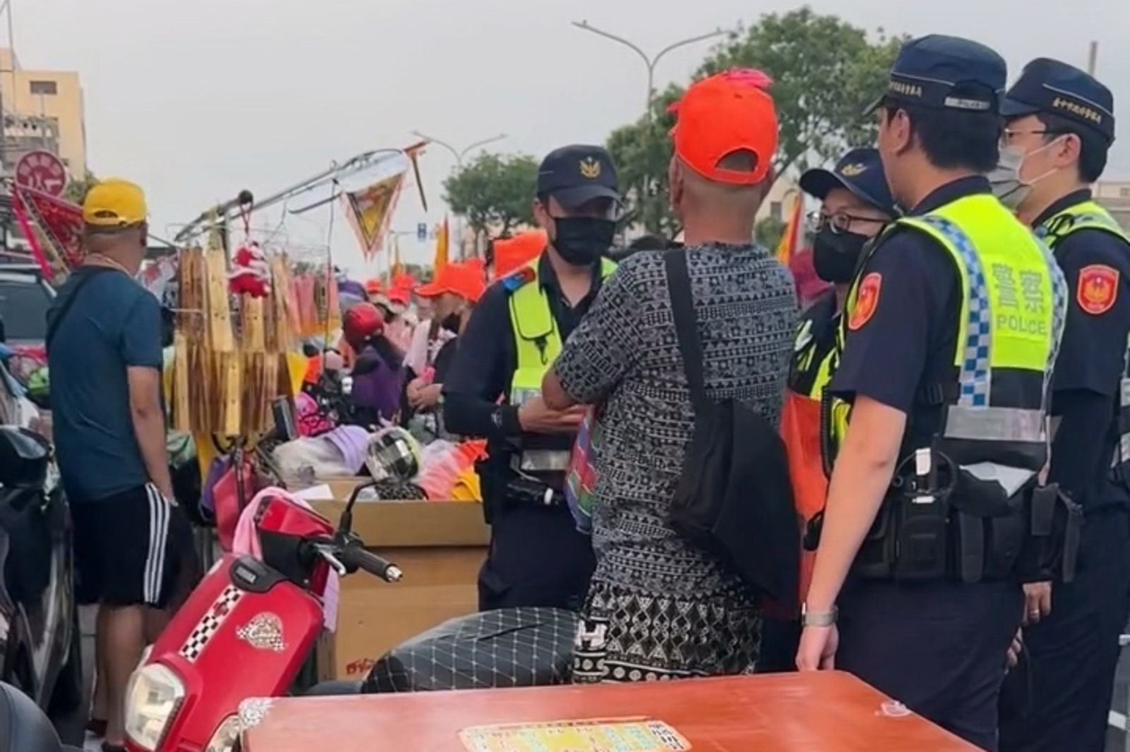 「媽祖婆來耶!」違規仔求情不成暴走嗆聲 飆罵警下場曝…被罰錢還扣車扣牌