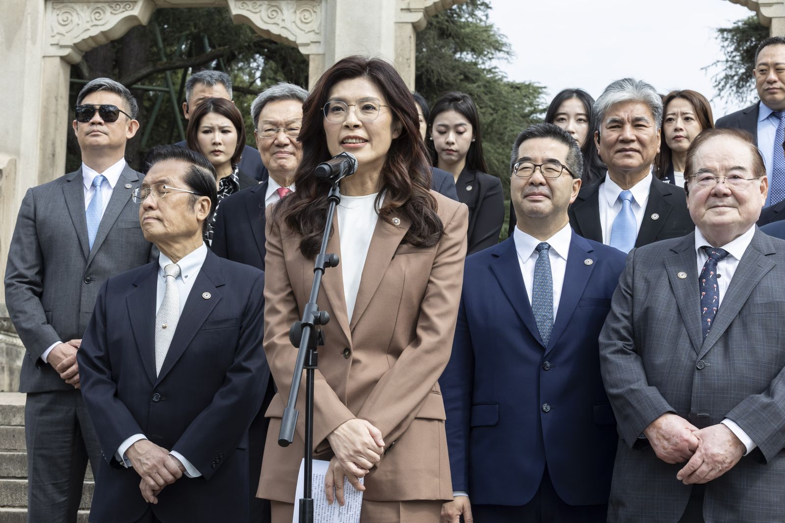 登中山陵致詞多次哽咽!鄭麗文稱「孫中山、習近平均提倡植樹」:盼種下和平種子