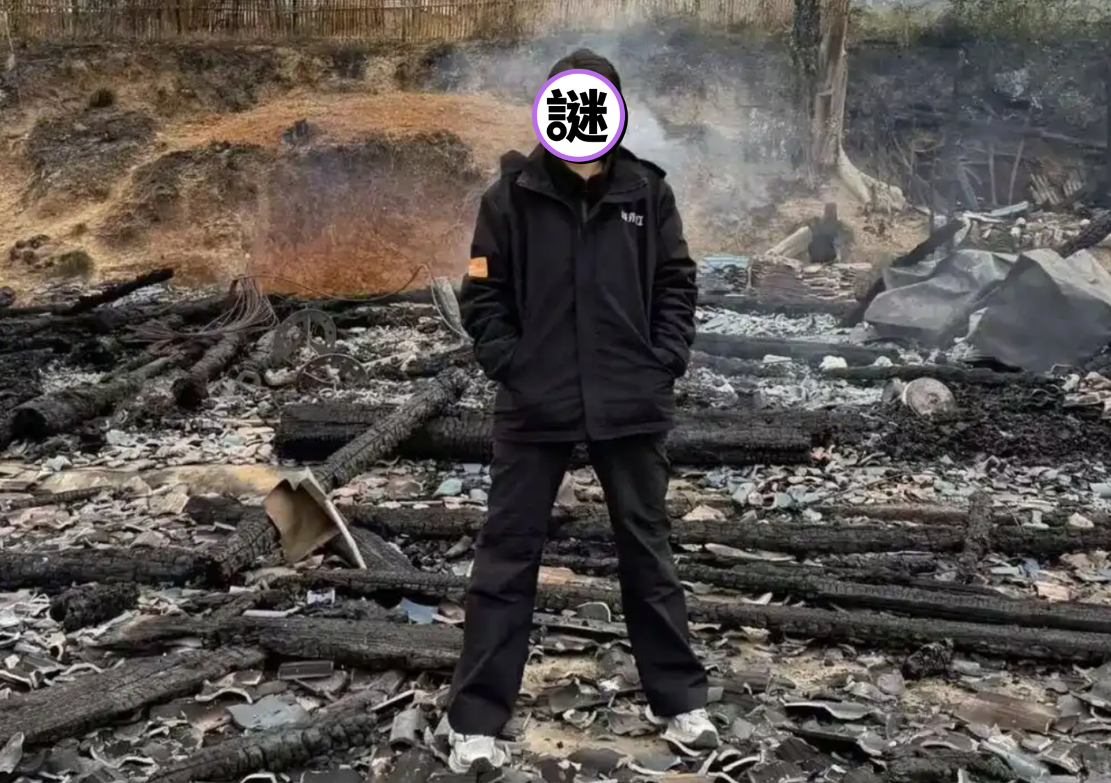 老家被惡火燒光！樂觀正妹站殘骸前「微笑」合照　一席話惹哭網友