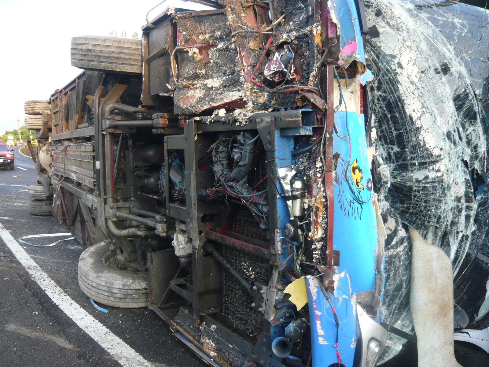 車輛擋風玻璃保桿全碎。翻攝畫面